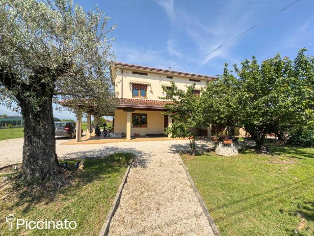 Vendesi villa bifamiliare a Tamai, Brugnera