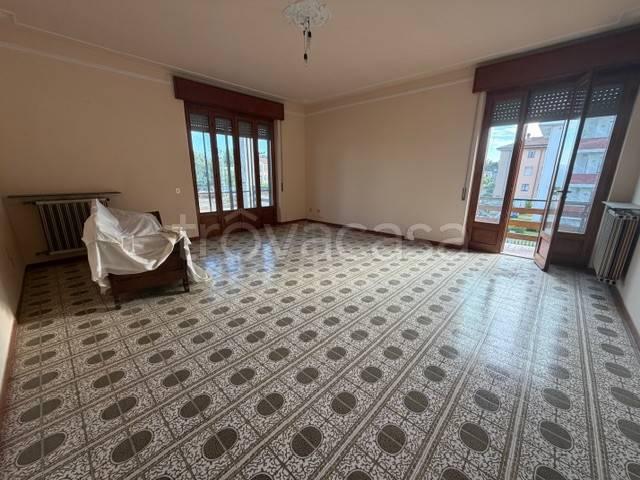 Vendesi villa bifamiliare a Trecate