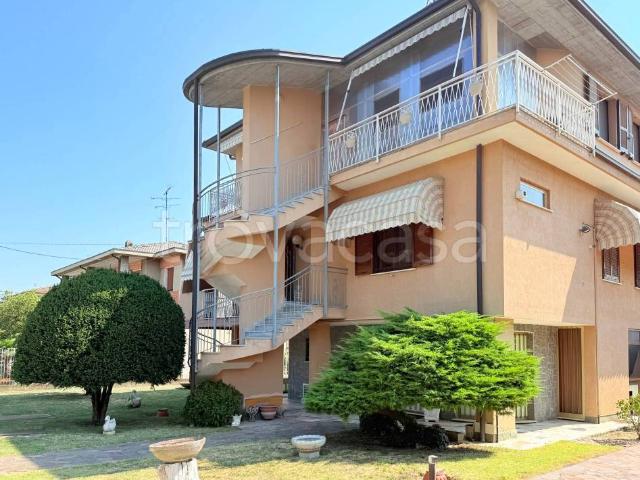 Vendesi villa bifamiliare a Voghera via Luigi Barbieri, 72