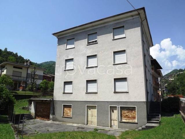 Vendesi villa bifamiliare a Val Brembilla via Libertà