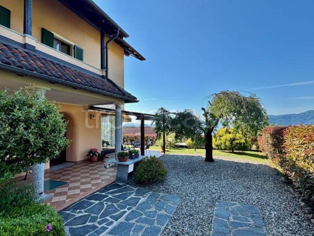 Vendesi villa bifamiliare a Verbania, Intra