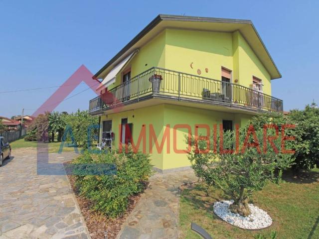 Vendesi villa bifamiliare a Vergiate via Felice Cavallotti, 6