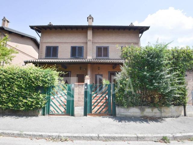 Vendesi villa bifamiliare a Verderio via Aldo Moro