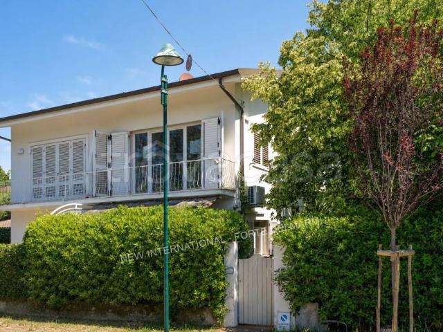 Vendesi villa bifamiliare a Vittoria Apuana, Forte dei Marmi