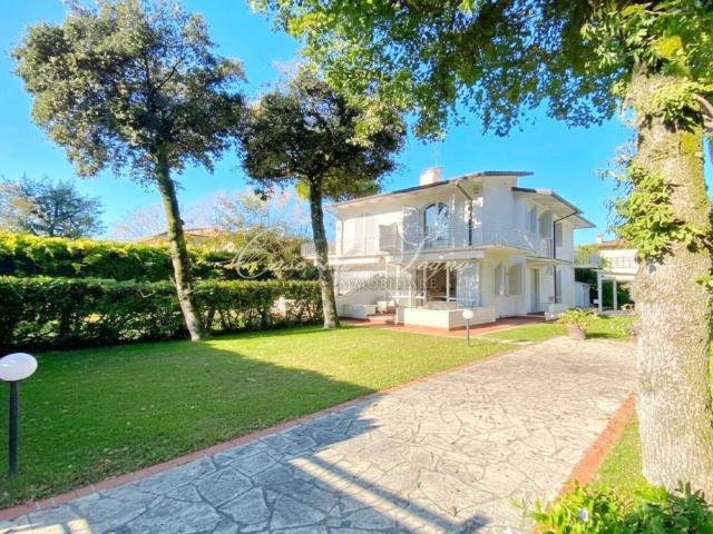 Vendesi villa bifamiliare a Vittoria Apuana, Forte dei Marmi