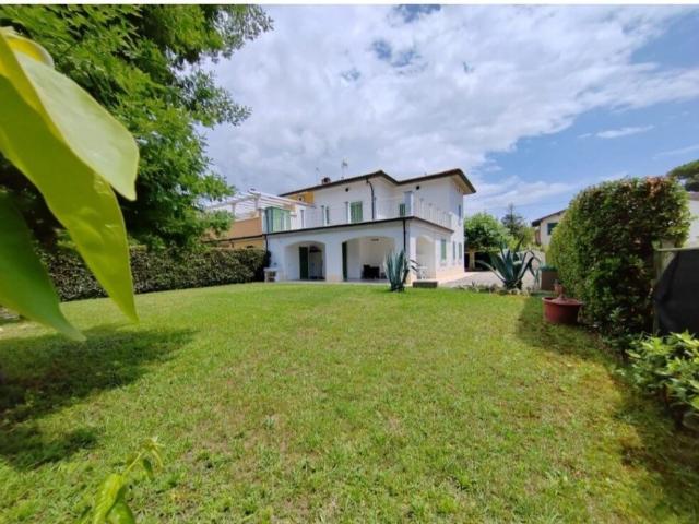 Vendesi villa bifamiliare a Vittoria Apuana, Forte dei Marmi