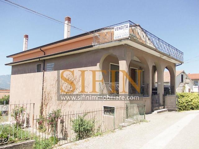 Vendesi villa bifamiliare a Villamaina via Gussone, 5