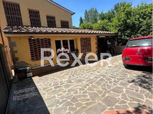 Vendesi villa bifamiliare a Vinci via Amerini