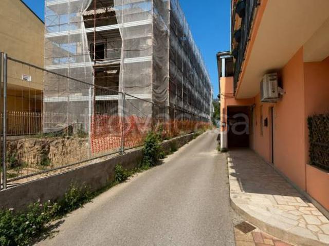 Vendesi villa bifamiliare a Vina, Capo d'Orlando