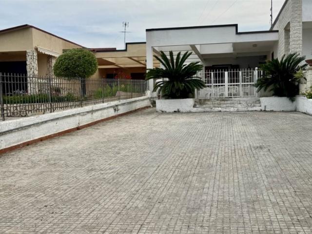 Vendesi villa bifamiliare ad Augusta, Brucoli