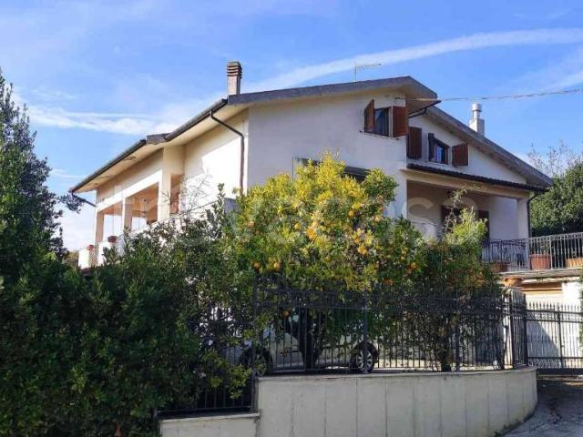 Vendesi villa bifamiliare ad Abbadia, Osimo