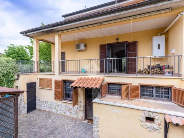 Vendesi villa bifamiliare ad Anguillara Sabazia via k. Adenauer, 2