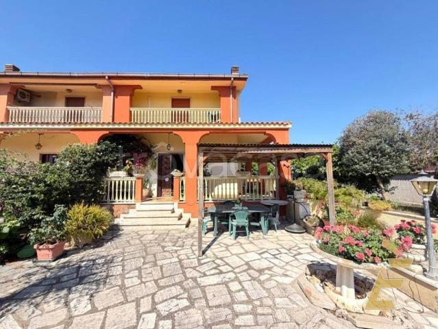 Vendesi villa bifamiliare ad Anzio via Cavallo Morto, 43, Lido Dei Pini
