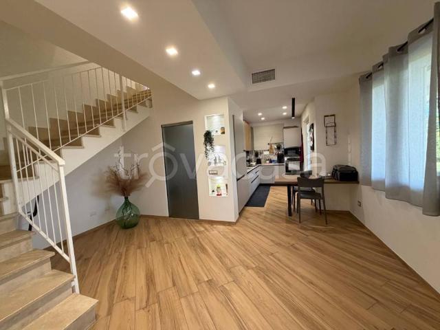 Vendesi villa bifamiliare ad Anzio via degli Abeti, 6A, Villa Claudia