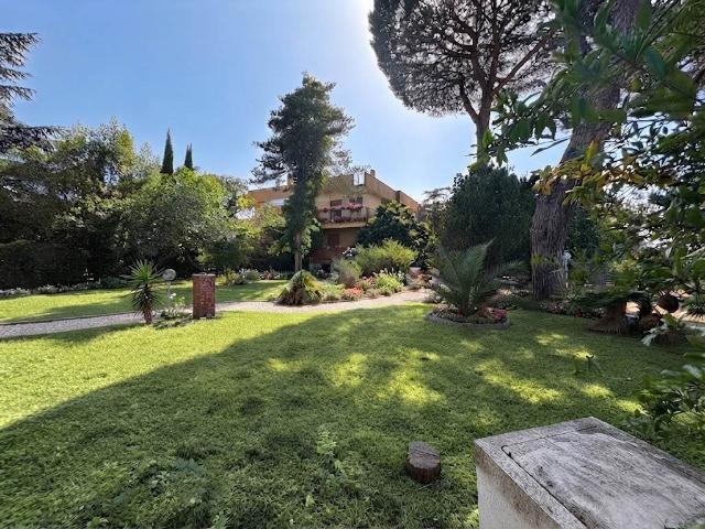 Vendesi villa bifamiliare ad Anzio