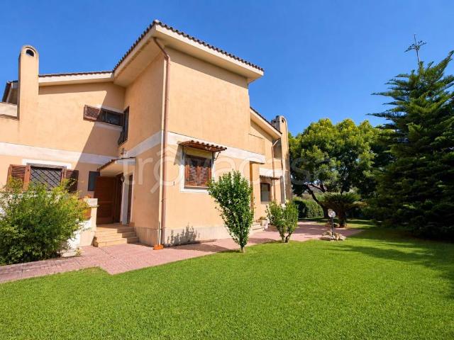 Vendesi villa bifamiliare ad Ardea via Garigliano, 55, Tor San Lorenzo Nuova California
