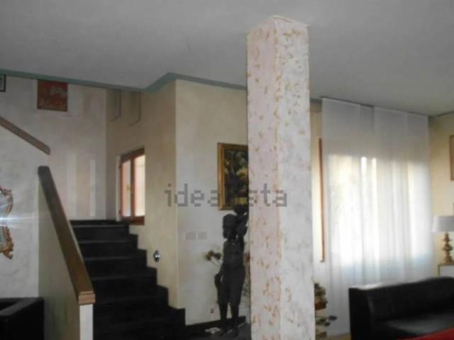 Vendesi villa bifamiliare ad Arezzo