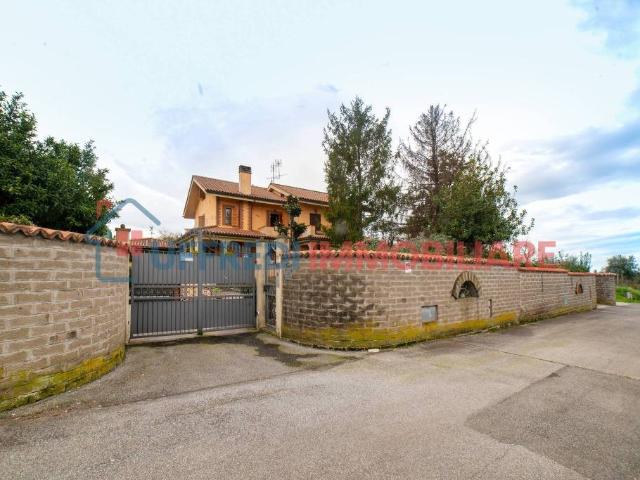 Vendesi villa bifamiliare ad Ariccia piazzale Pietro Nenni