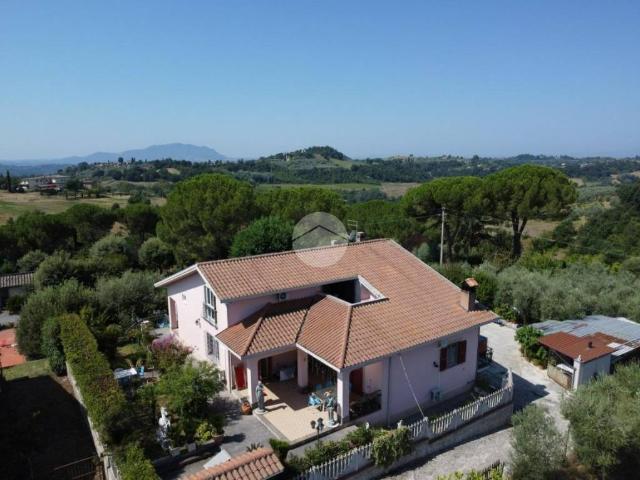 Vendesi villa bifamiliare a Tarano