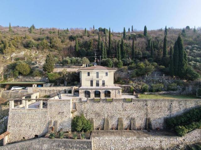 Vendesi villa singola a Torri del Benaco