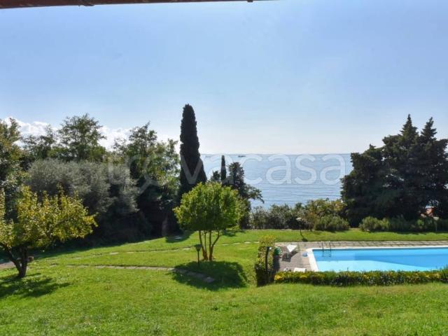 Vendesi villa singola a Trieste, Costiera Grignano
