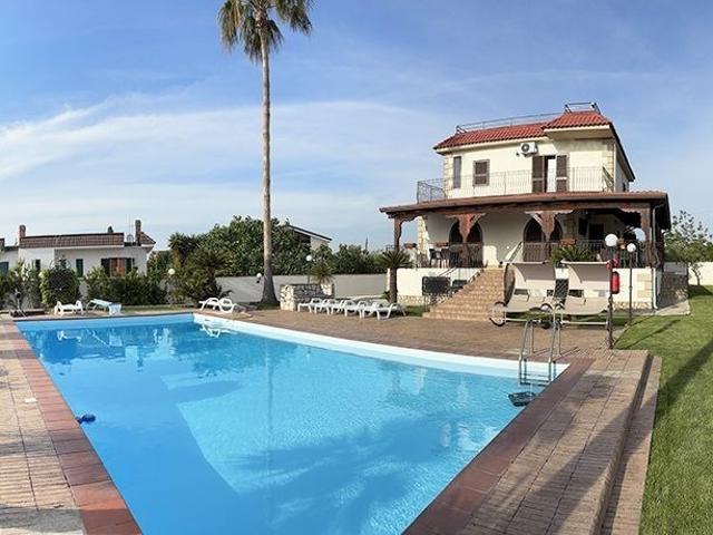 Vendesi villa singola a Varcaturo, Giugliano in Campania