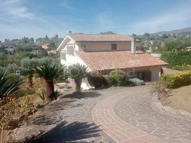 Vendesi villa singola a Velletri