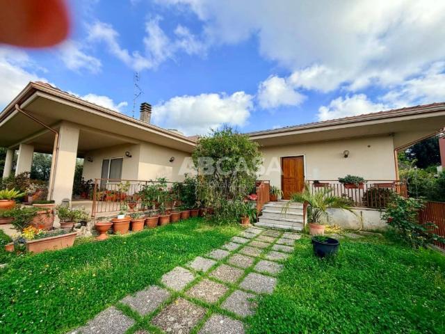 Vendesi villa singola a Velletri viale Salvo d'Acquisto