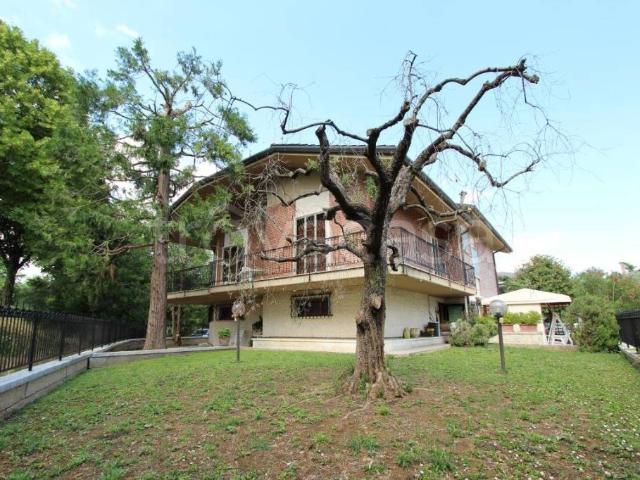 Vendesi villa singola a Verona via delle Ginestre, 11, Montorio