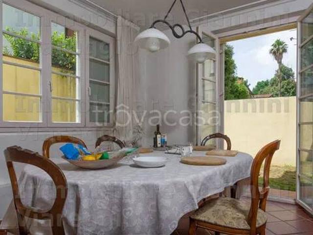 Vendesi villa singola a Viareggio