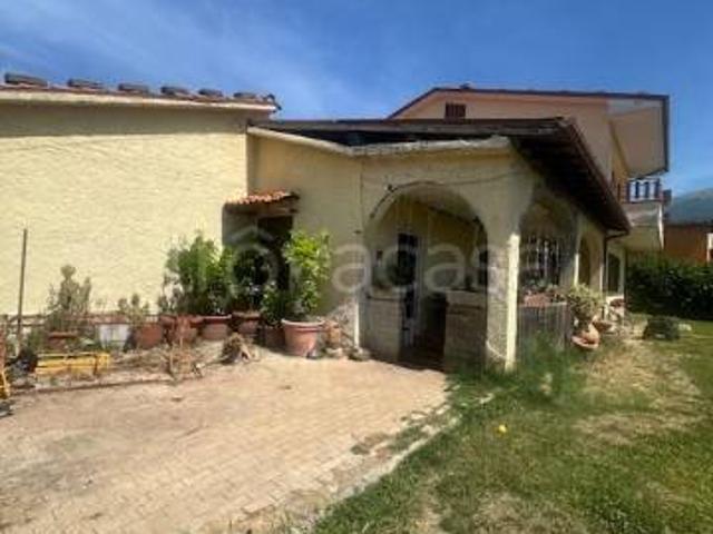Vendesi villa singola a Vico nel Lazio