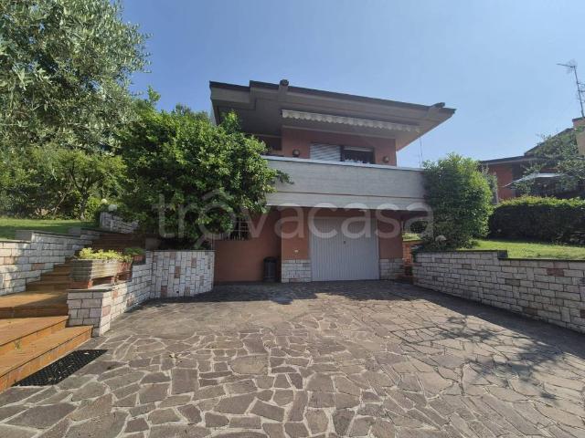 Vendesi villa singola a Villa, Salò