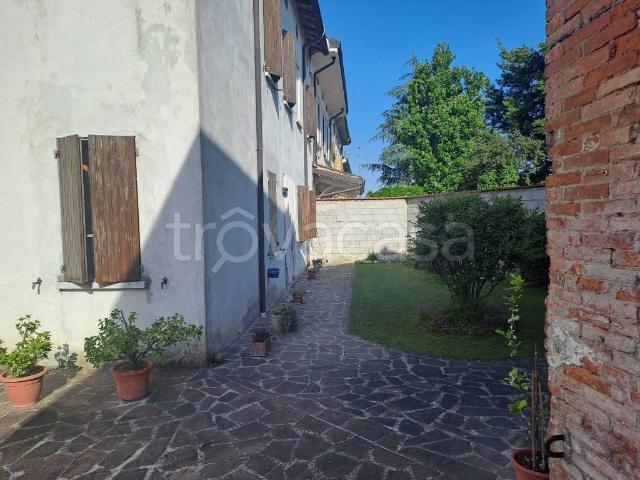Vendesi villa singola a Villastrada, Dosolo