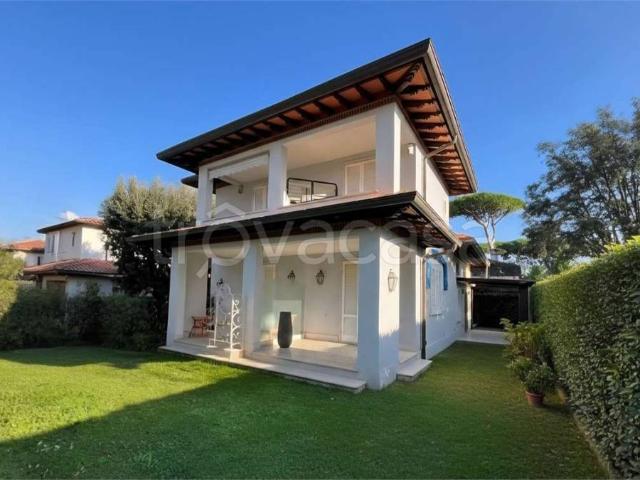 Vendesi villa singola a Vittoria Apuana, Forte dei Marmi