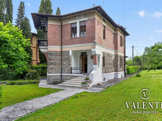 Vendesi villa singola a Barga viale Cesare Biondi