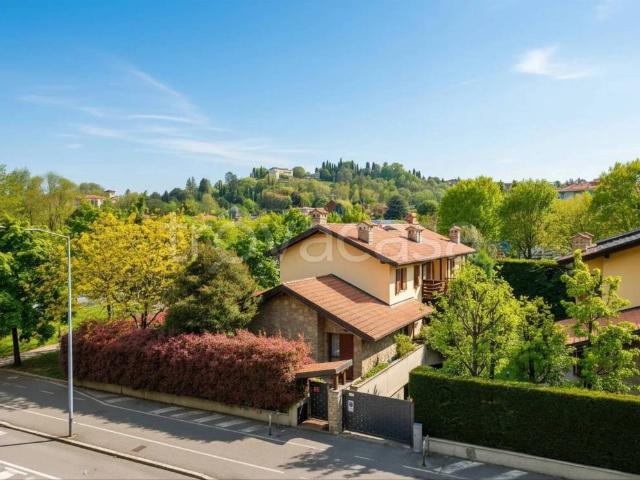 Vendesi villa singola a Bergamo, Loreto
