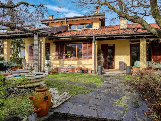 Vendesi villa singola a Besano via Luigi Pirandello