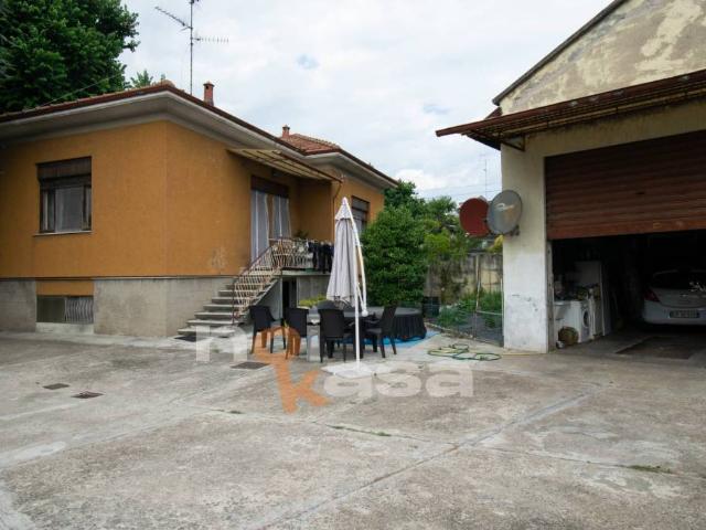 Vendesi villa singola a Busto Arsizio via espinasse, 58, San Michele