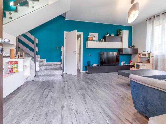 Vendesi villa bifamiliare a Caponago via delle Gerole, 2