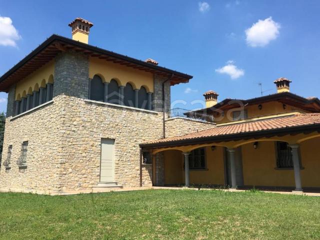 Vendesi villa singola a Capriolo via Manesse