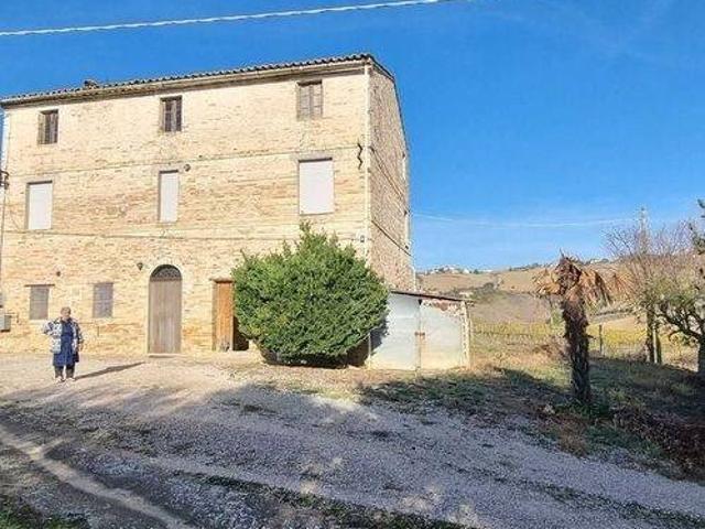 Vendesi villa singola a Carassai
