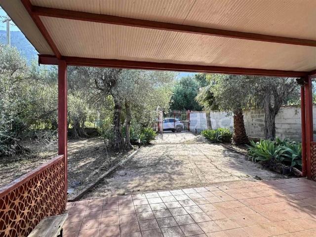 Vendesi villa singola a Carini via Priamo