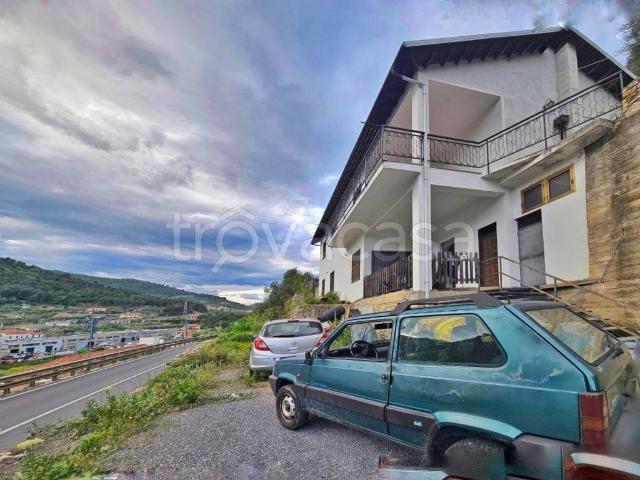 Vendesi villa singola a Castelvecchio, Imperia