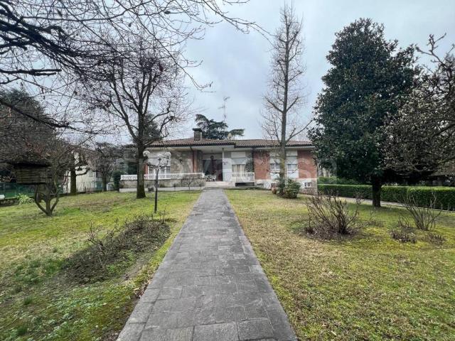 Vendesi villa singola a Castello d'Argile