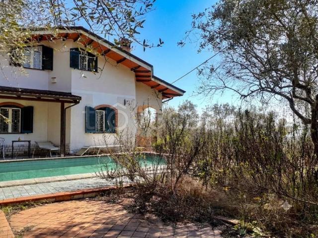 Vendesi villa singola a Castelnuovo Magra via dei Pini