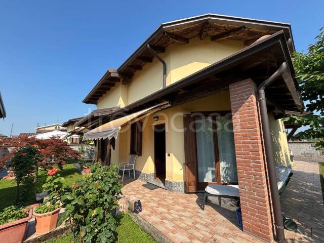 Vendesi villa singola a Casalvolone via Carlo Anadone, 5