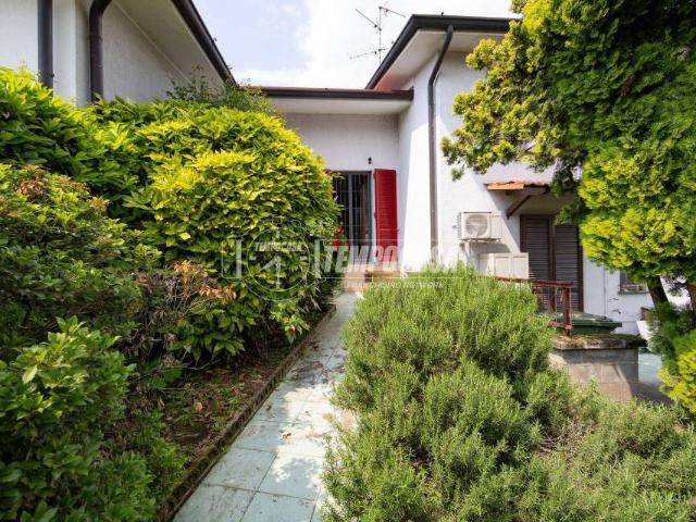 Vendesi villa singola a Cassina de' Pecchi
