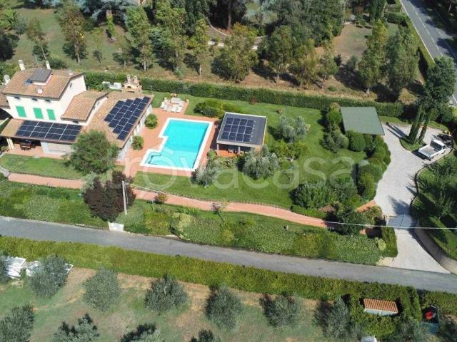 Vendesi villa singola a Cecina