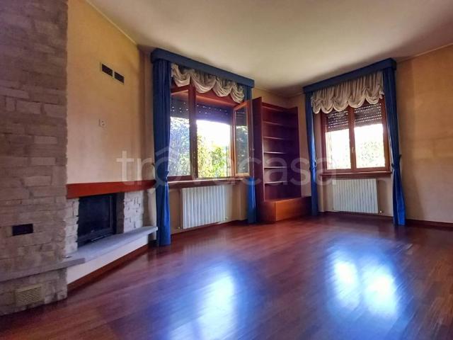 Vendesi villa singola a Cermenate