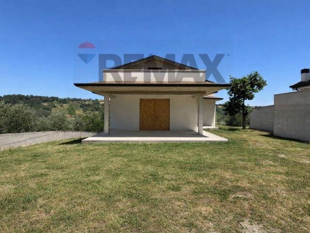 Vendesi villa singola a Chieti